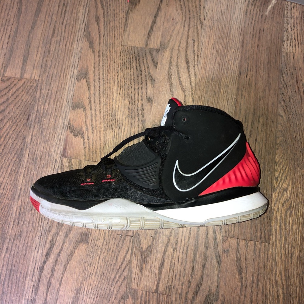 Nike Kyrie 6 (size 7) grade school
